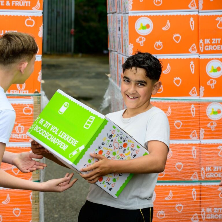 Jongen met pakket in handen