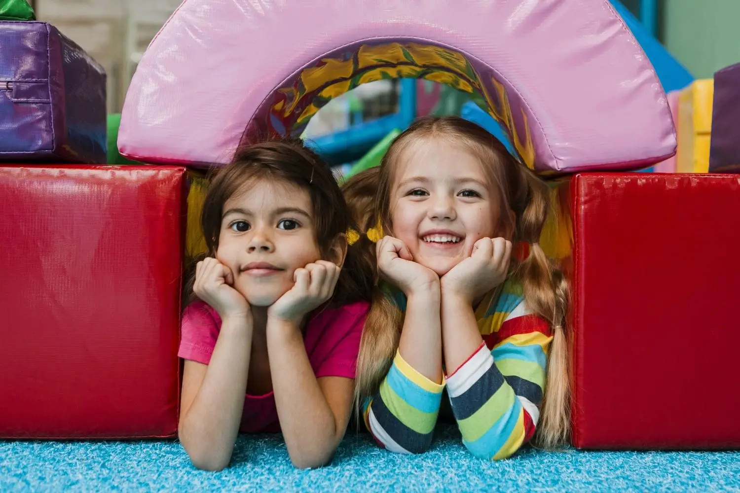 Twee kinderen in de speeltuin op schoolreisje
